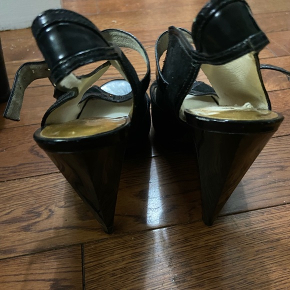 Ladies buckle up Michael Kors heels - Picture 5 of 6